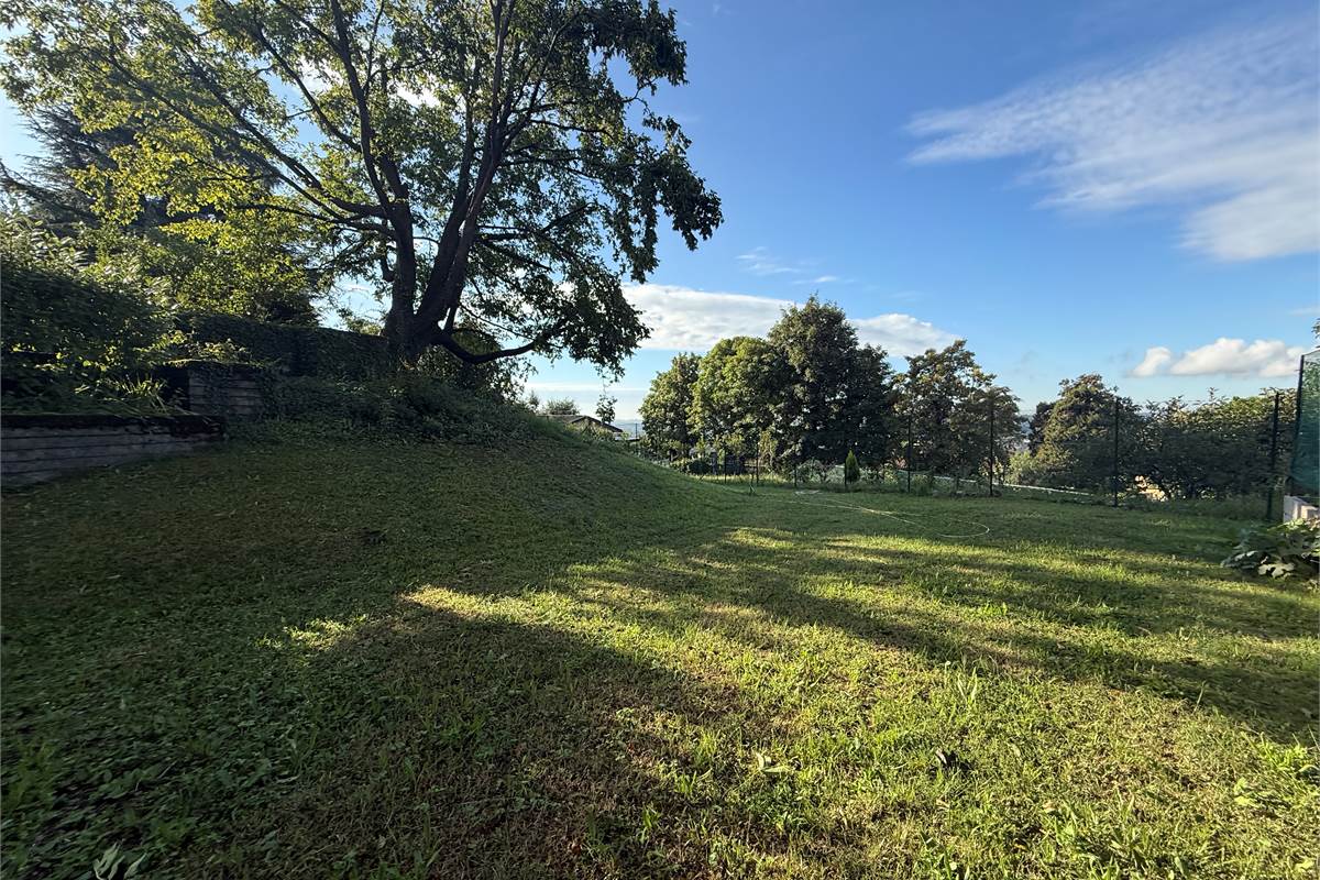 ERBA:IN VILLA-APPARTAMENTO CON GIARDINO