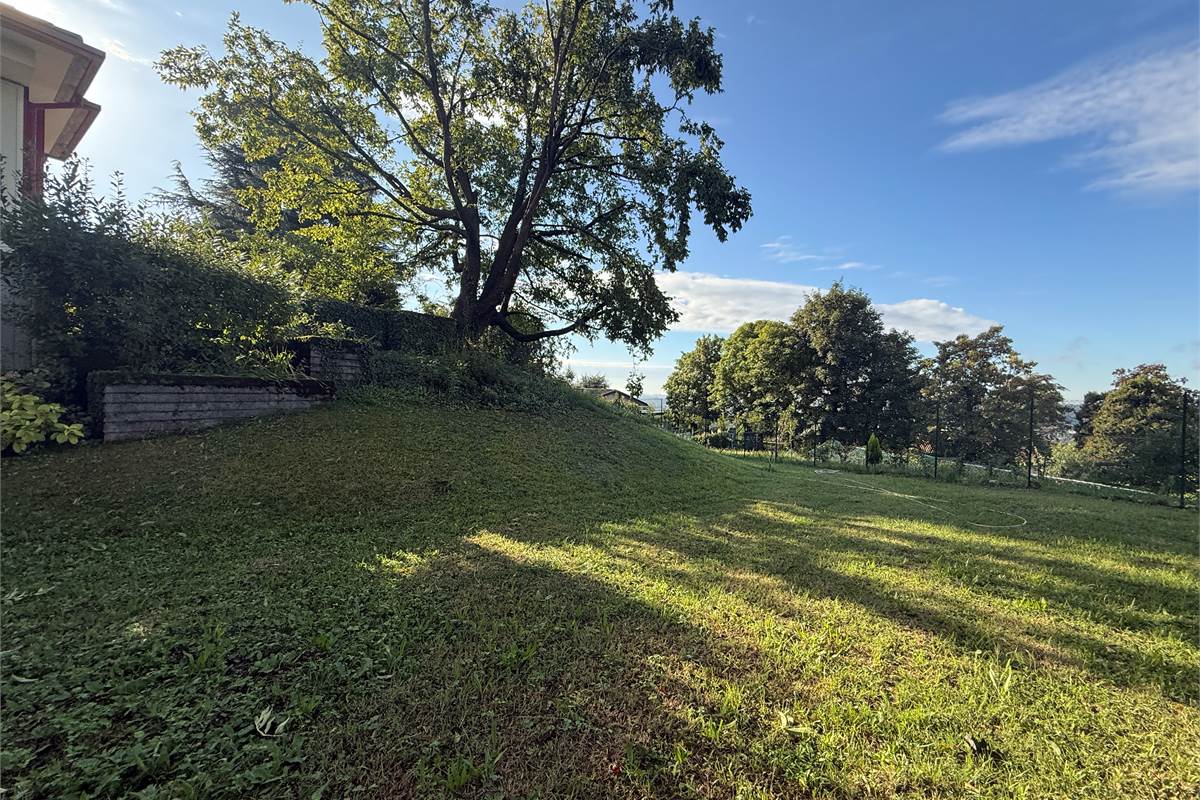 ERBA:IN VILLA-APPARTAMENTO CON GIARDINO