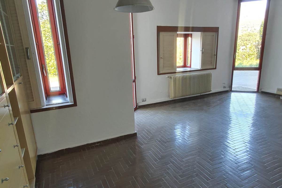 ERBA:IN VILLA-APPARTAMENTO CON GIARDINO
