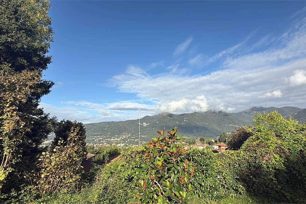 ERBA:IN VILLA-APPARTAMENTO CON GIARDINO