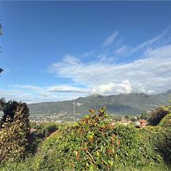 ERBA:IN VILLA-APPARTAMENTO CON GIARDINO