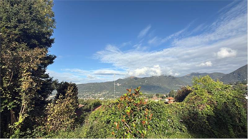 ERBA:IN VILLA-APPARTAMENTO CON GIARDINO