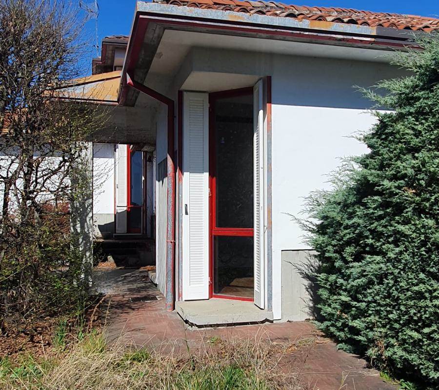 ERBA:IN VILLA-APPARTAMENTO CON GIARDINO