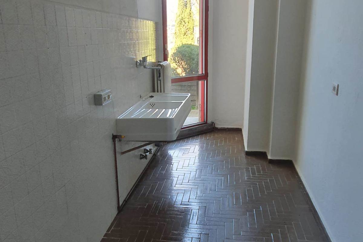 ERBA:IN VILLA-APPARTAMENTO CON GIARDINO