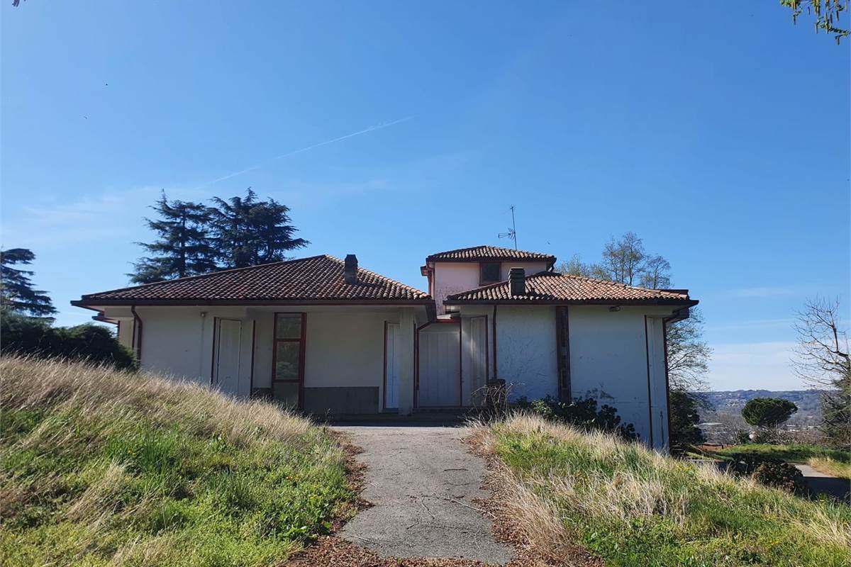 ERBA:IN VILLA-APPARTAMENTO CON GIARDINO
