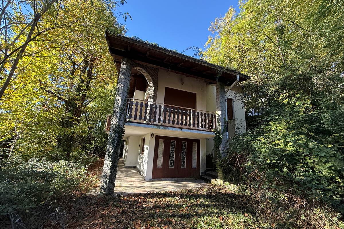 ASSO:VILLA SINGOLA CON GIARDINO