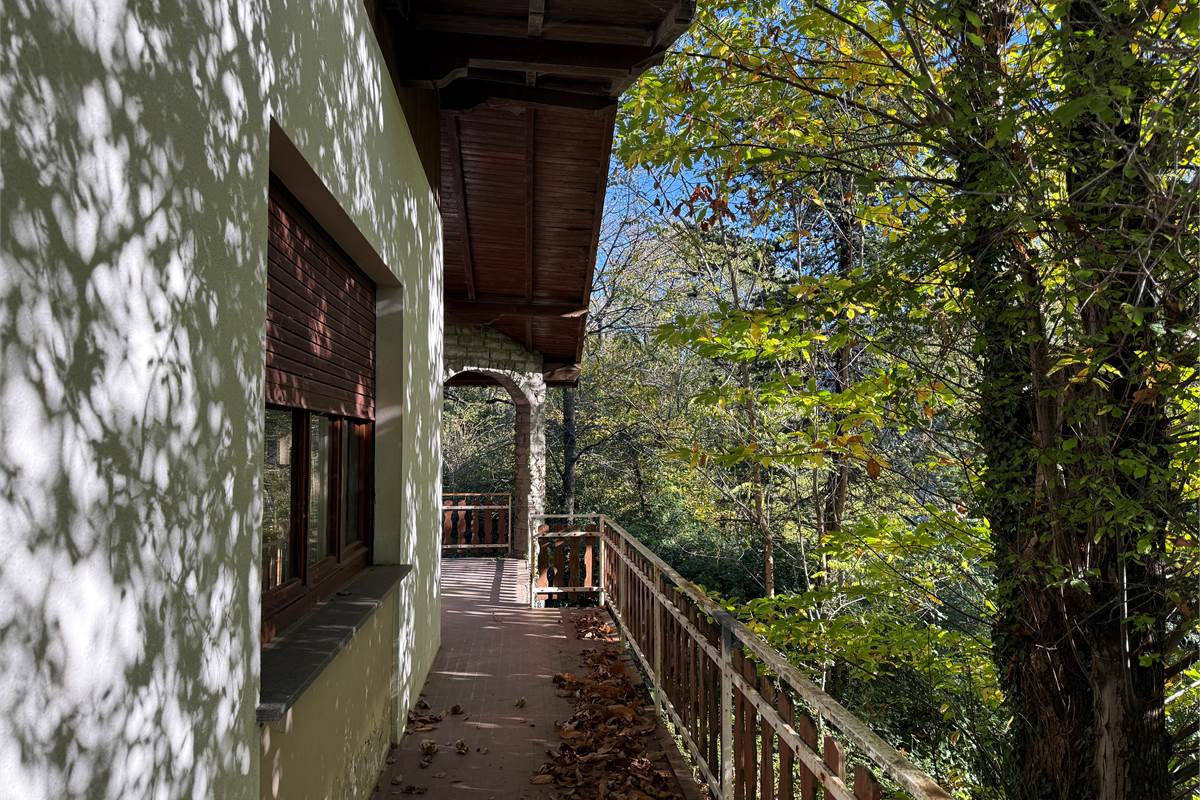 ASSO:VILLA SINGOLA CON GIARDINO