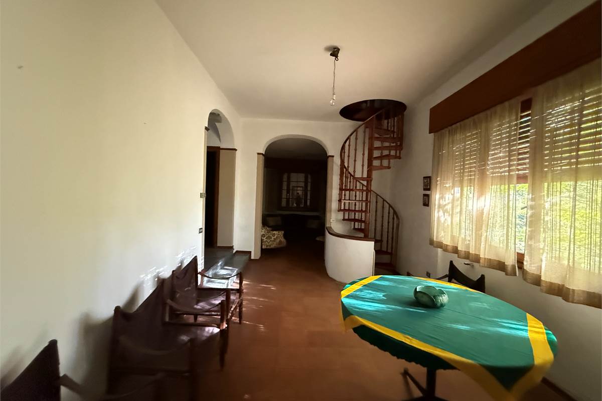 ASSO:VILLA SINGOLA CON GIARDINO