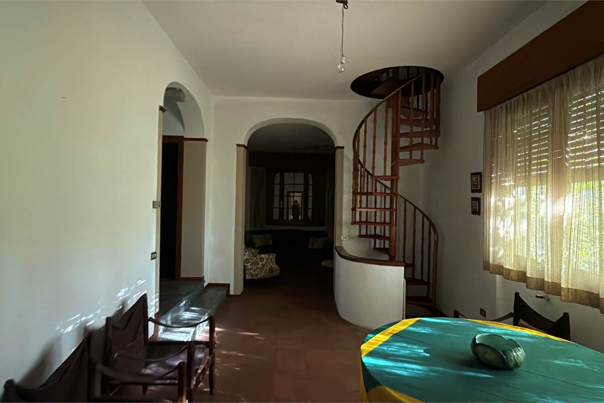 ASSO:VILLA SINGOLA CON GIARDINO