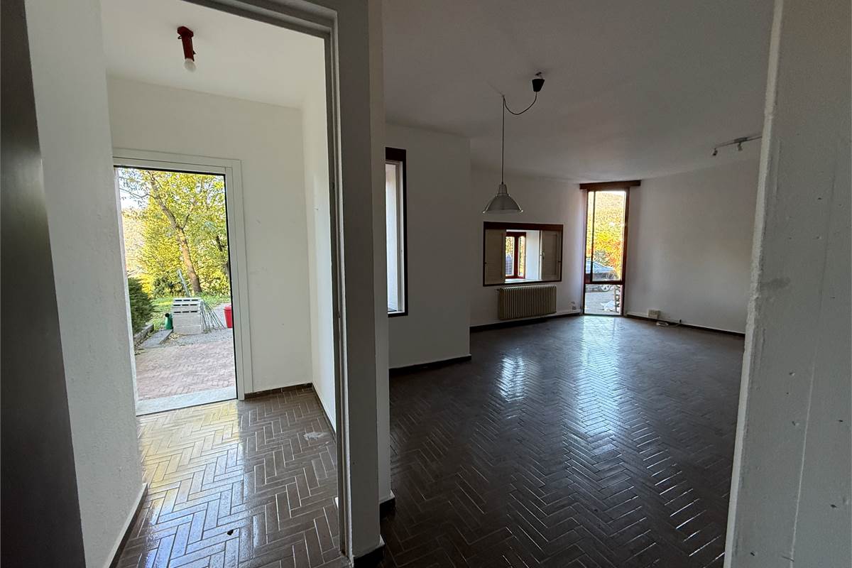 ERBA:IN VILLA-APPARTAMENTO CON GIARDINO