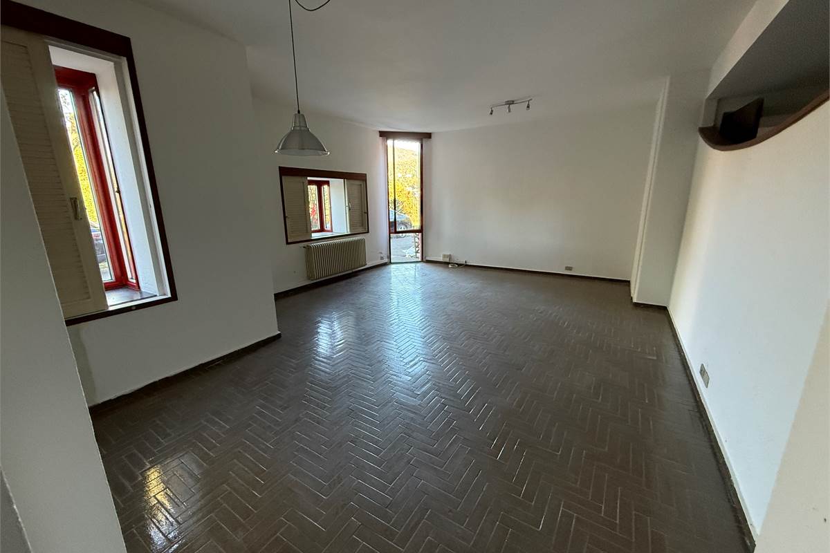 ERBA:IN VILLA-APPARTAMENTO CON GIARDINO