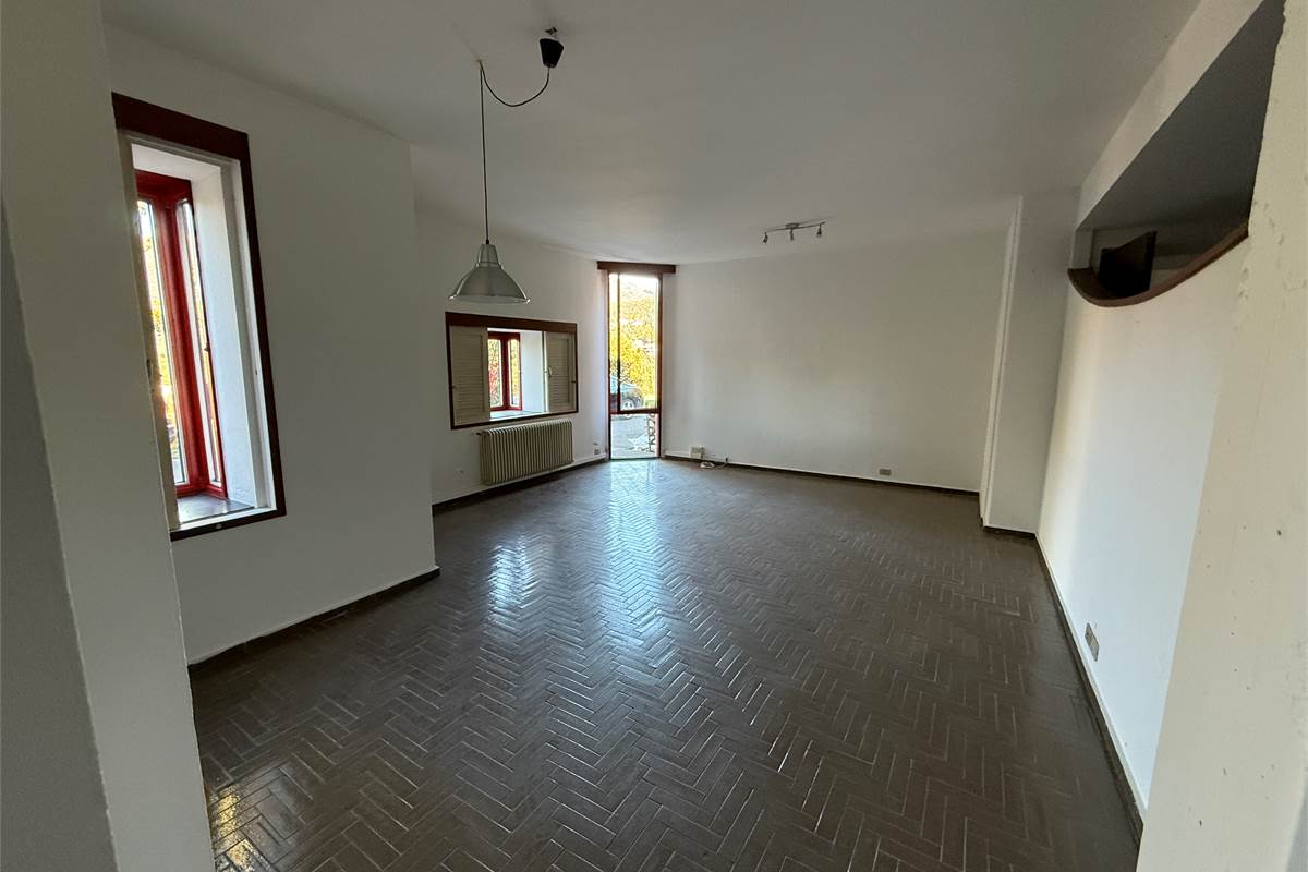 ERBA:IN VILLA-APPARTAMENTO CON GIARDINO