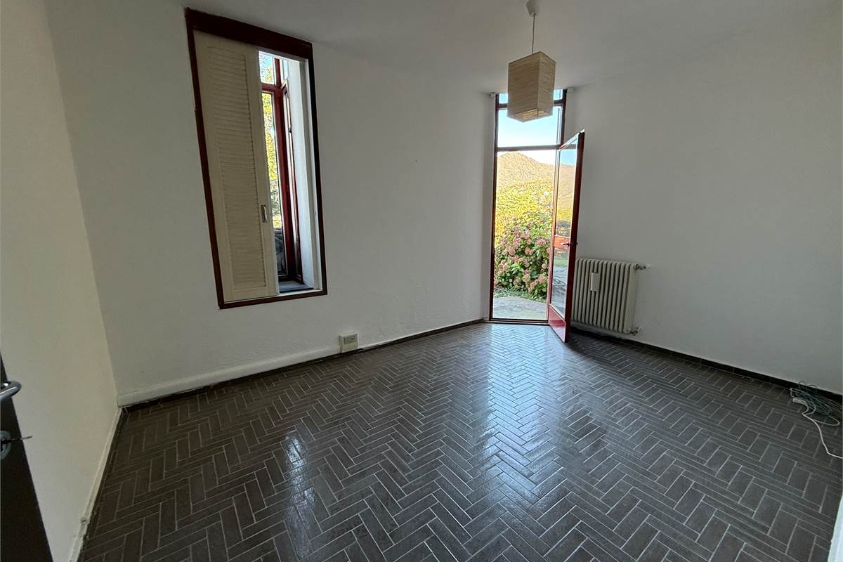 ERBA:IN VILLA-APPARTAMENTO CON GIARDINO