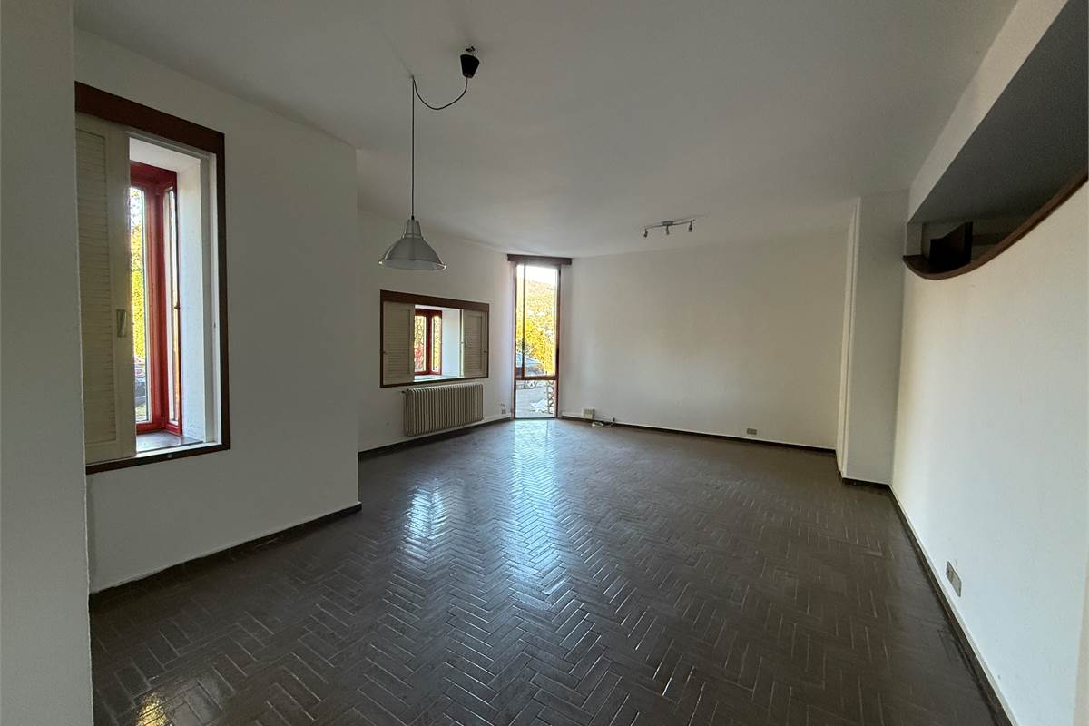 ERBA:IN VILLA-APPARTAMENTO CON GIARDINO