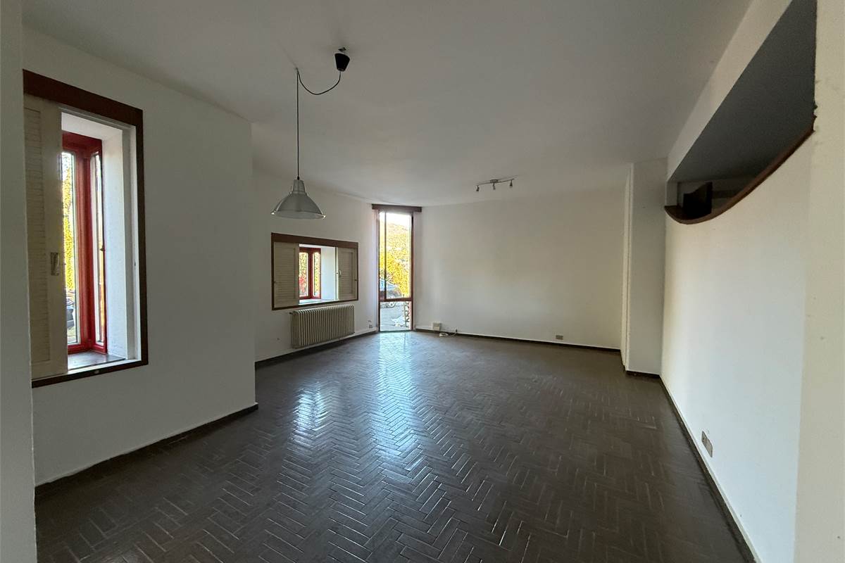 ERBA:IN VILLA-APPARTAMENTO CON GIARDINO