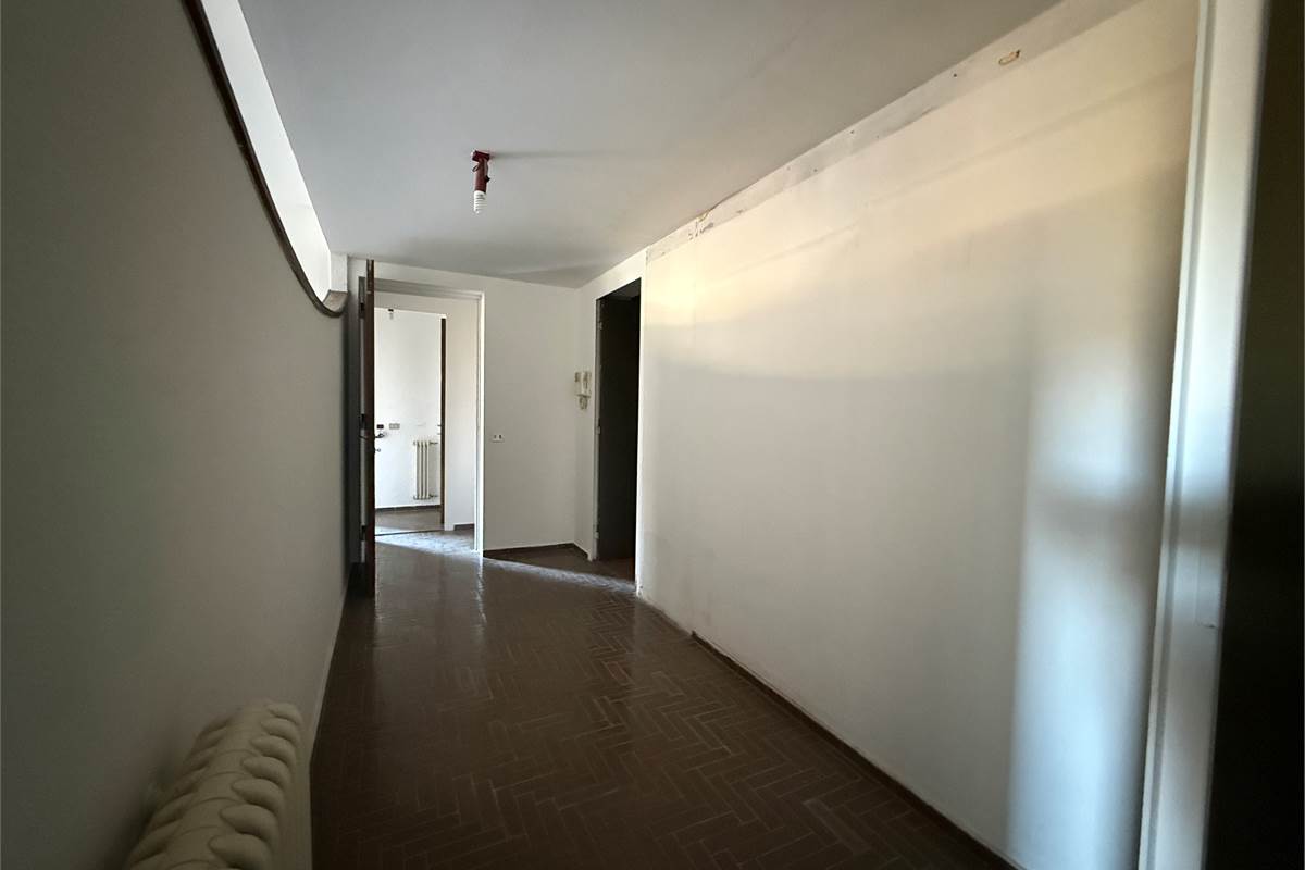 ERBA:IN VILLA-APPARTAMENTO CON GIARDINO