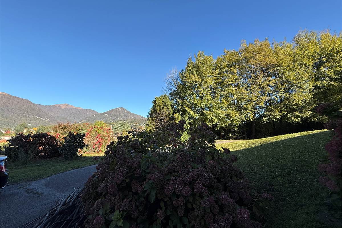 ERBA:IN VILLA-APPARTAMENTO CON GIARDINO