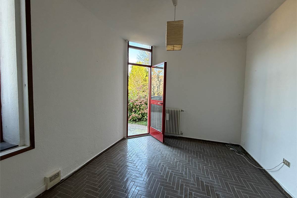 ERBA:IN VILLA-APPARTAMENTO CON GIARDINO