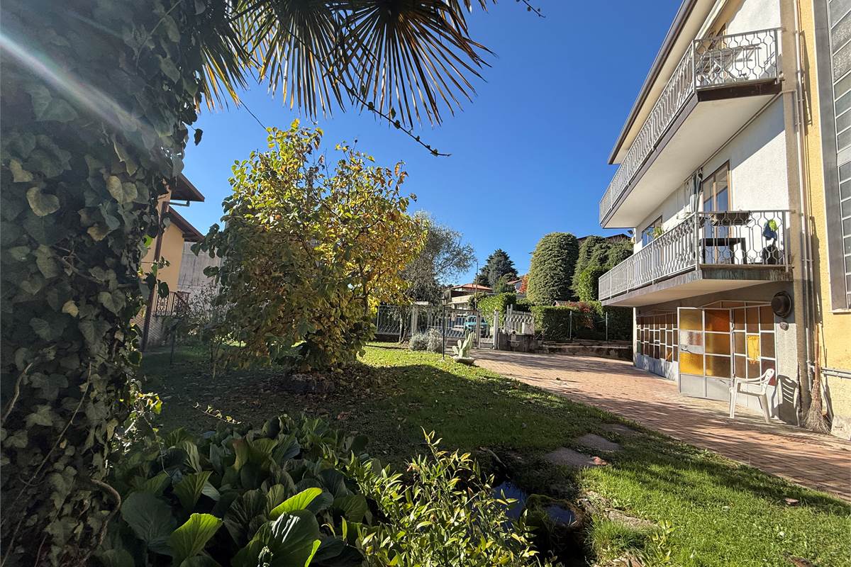 ERBA: VILLA BIFAMILIARE CON GIARDINO ,LOCALI ACCESSORI E BOX DOPPIO 