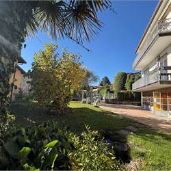 ERBA: VILLA BIFAMILIARE CON GIARDINO ,LOCALI ACCESSORI E BOX DOPPIO 