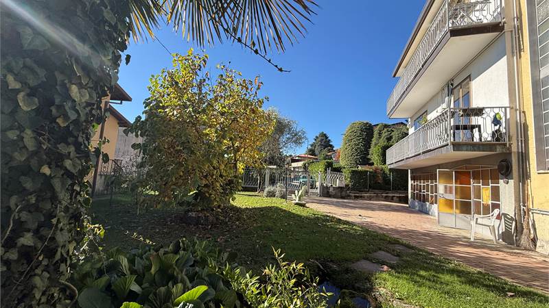 ERBA: VILLA BIFAMILIARE CON GIARDINO ,LOCALI ACCESSORI E BOX DOPPIO 