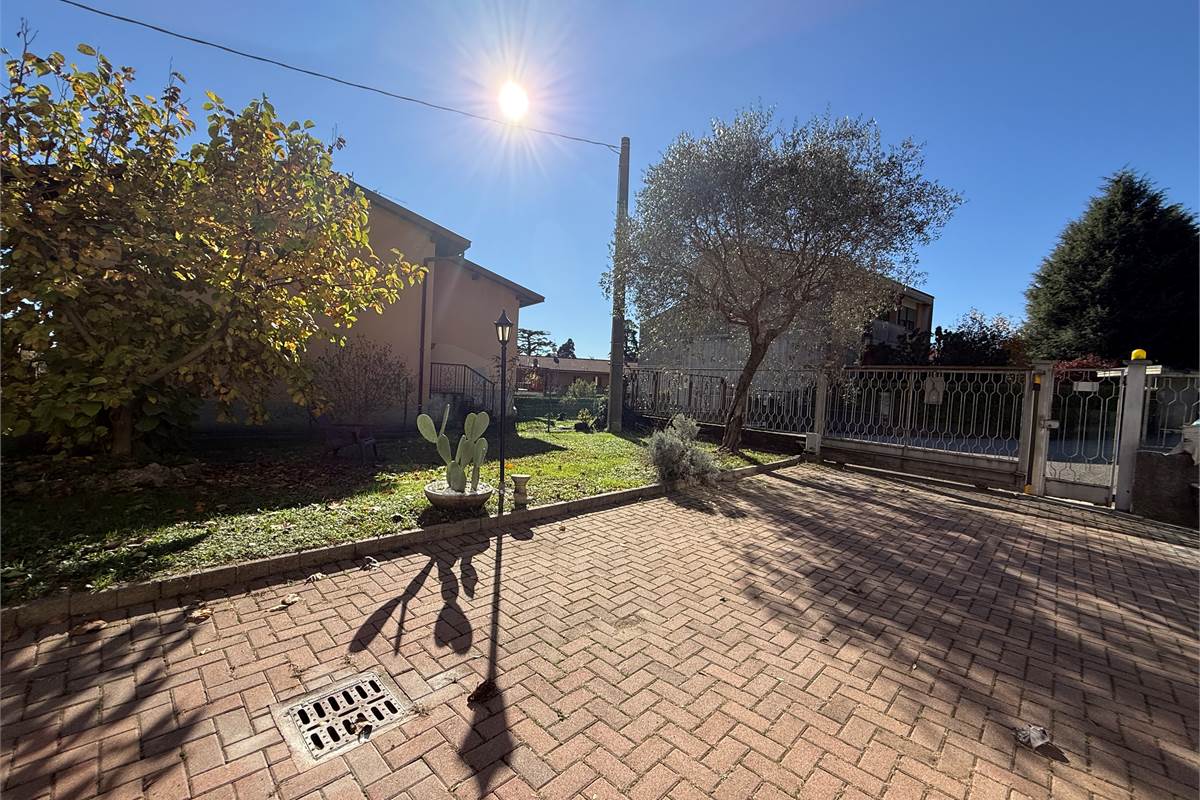 ERBA: VILLA BIFAMILIARE CON GIARDINO ,LOCALI ACCESSORI E BOX DOPPIO 