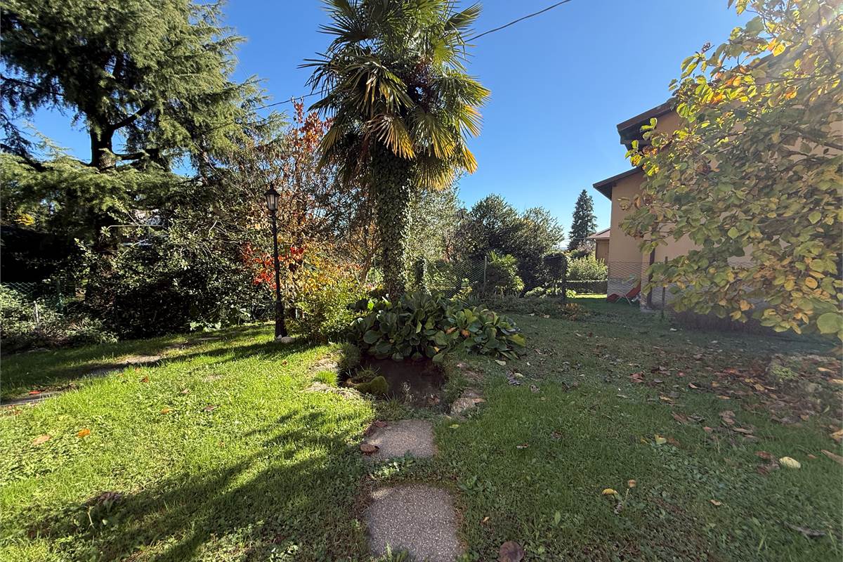 ERBA: VILLA BIFAMILIARE CON GIARDINO ,LOCALI ACCESSORI E BOX DOPPIO 