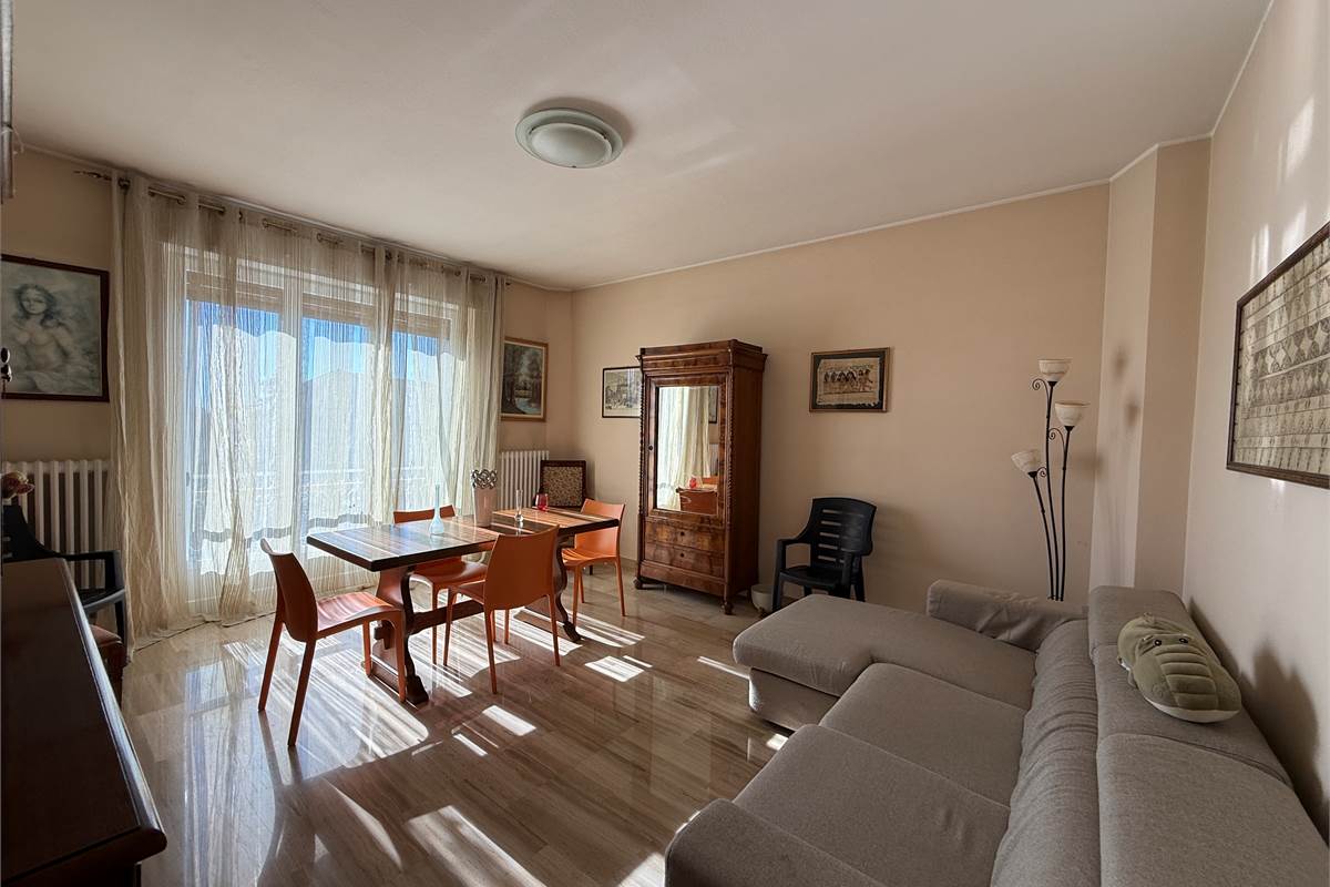 ERBA: VILLA BIFAMILIARE CON GIARDINO ,LOCALI ACCESSORI E BOX DOPPIO 