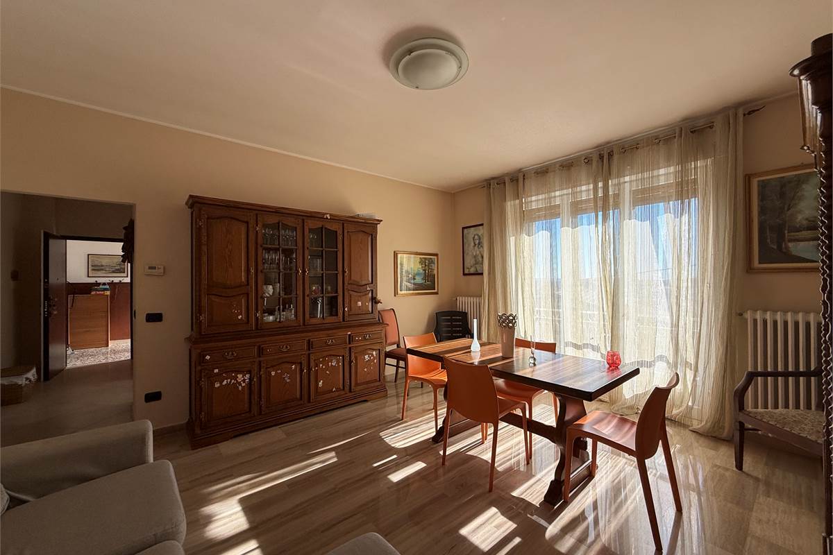 ERBA: VILLA BIFAMILIARE CON GIARDINO ,LOCALI ACCESSORI E BOX DOPPIO 