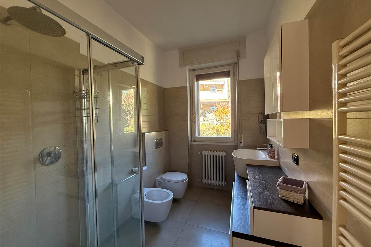 ERBA: VILLA BIFAMILIARE CON GIARDINO ,LOCALI ACCESSORI E BOX DOPPIO 