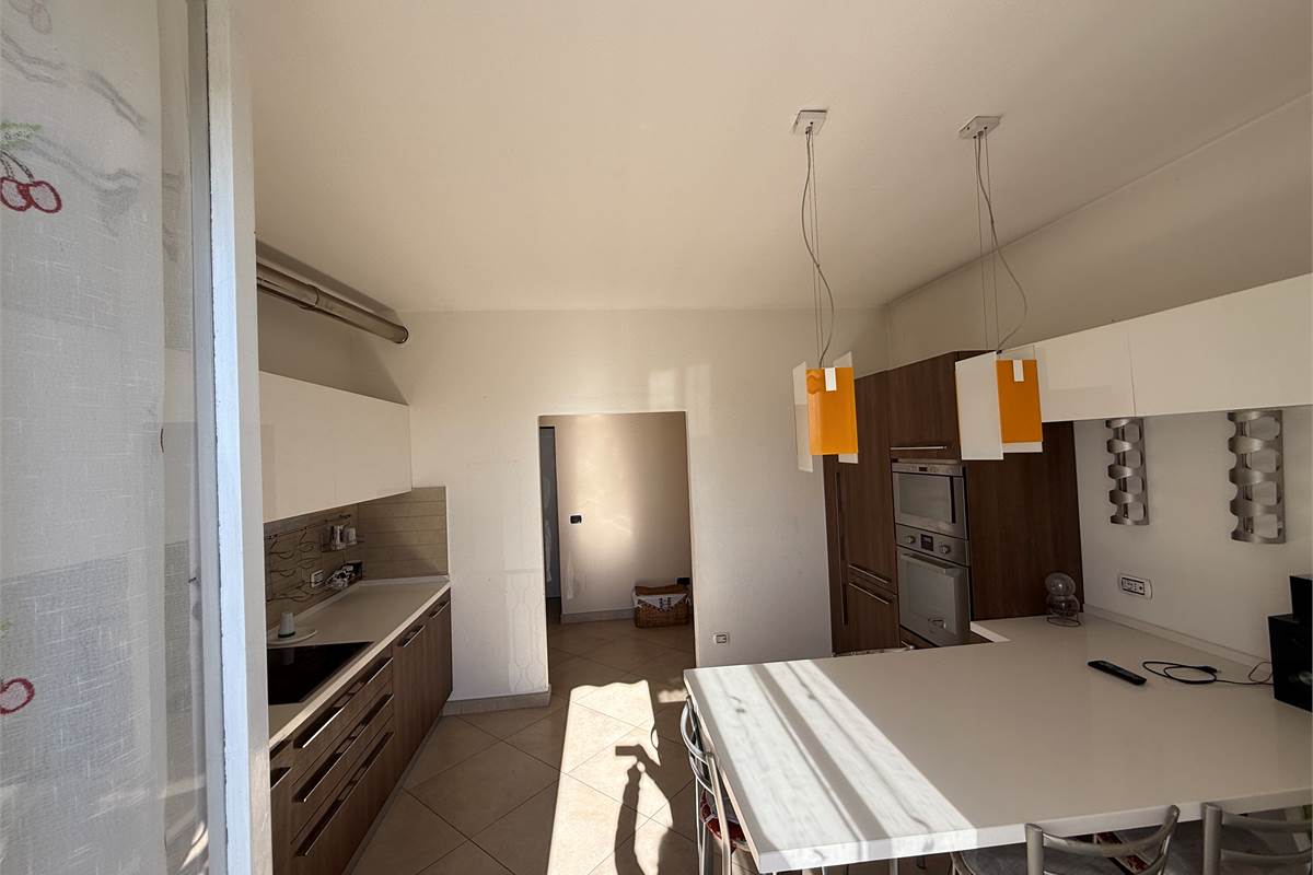 ERBA: VILLA BIFAMILIARE CON GIARDINO ,LOCALI ACCESSORI E BOX DOPPIO 