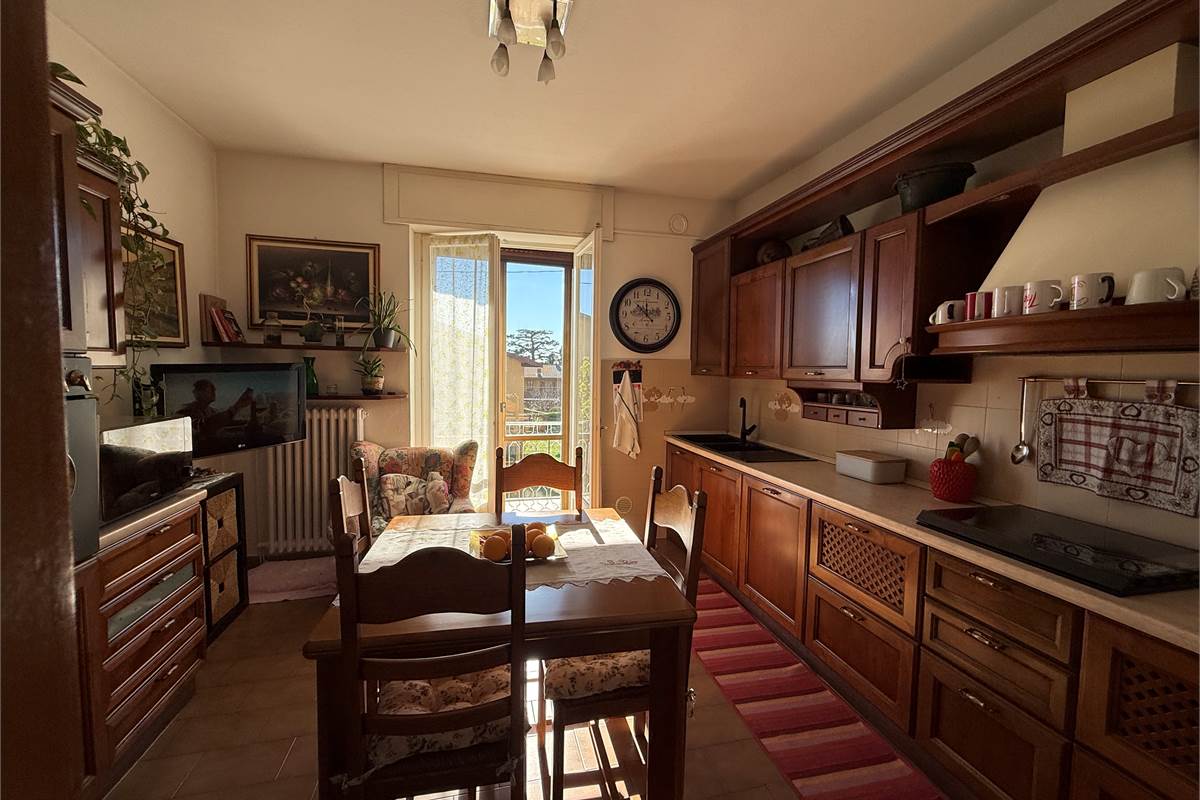 ERBA: VILLA BIFAMILIARE CON GIARDINO ,LOCALI ACCESSORI E BOX DOPPIO 