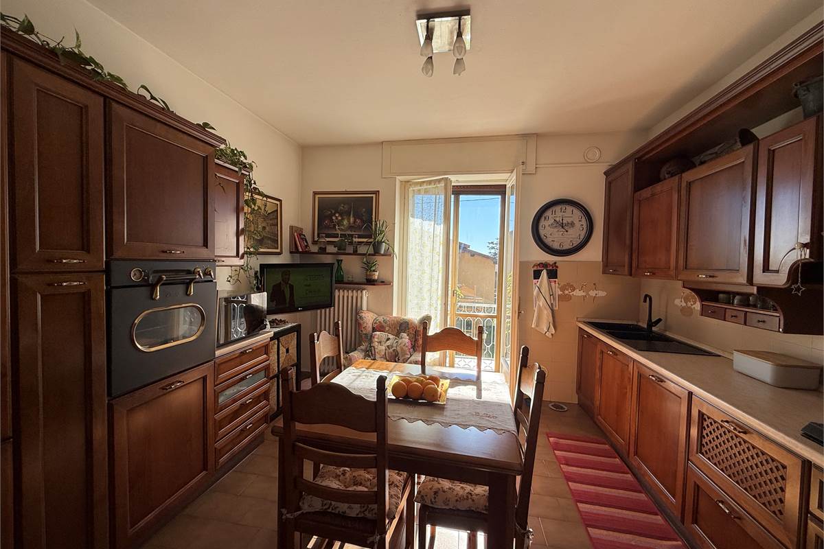 ERBA: VILLA BIFAMILIARE CON GIARDINO ,LOCALI ACCESSORI E BOX DOPPIO 