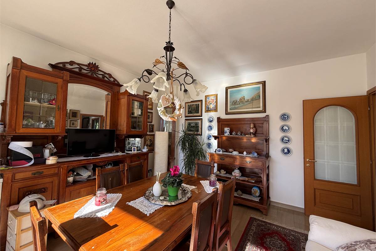 ERBA: VILLA BIFAMILIARE CON GIARDINO ,LOCALI ACCESSORI E BOX DOPPIO 