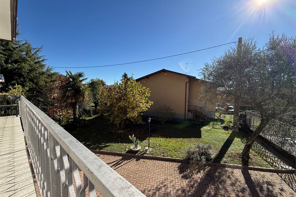 ERBA: VILLA BIFAMILIARE CON GIARDINO ,LOCALI ACCESSORI E BOX DOPPIO 