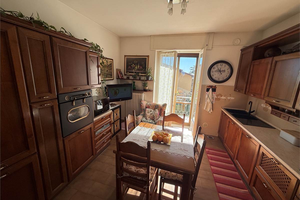 ERBA: VILLA BIFAMILIARE CON GIARDINO ,LOCALI ACCESSORI E BOX DOPPIO 