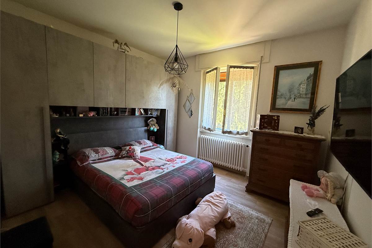 ERBA: VILLA BIFAMILIARE CON GIARDINO ,LOCALI ACCESSORI E BOX DOPPIO 