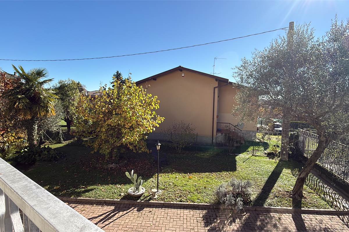 ERBA: VILLA BIFAMILIARE CON GIARDINO ,LOCALI ACCESSORI E BOX DOPPIO 