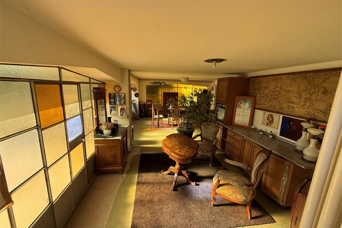 ERBA: VILLA BIFAMILIARE CON GIARDINO ,LOCALI ACCESSORI E BOX DOPPIO 