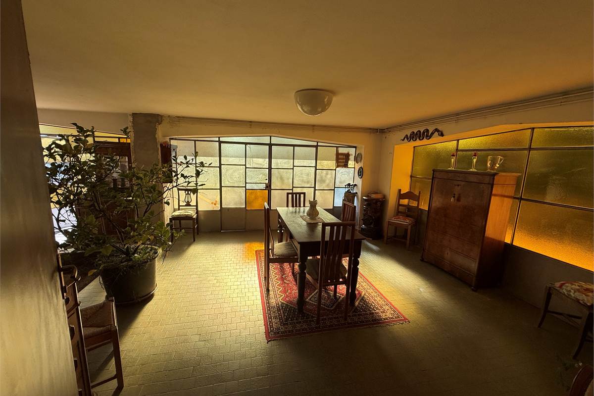 ERBA: VILLA BIFAMILIARE CON GIARDINO ,LOCALI ACCESSORI E BOX DOPPIO 