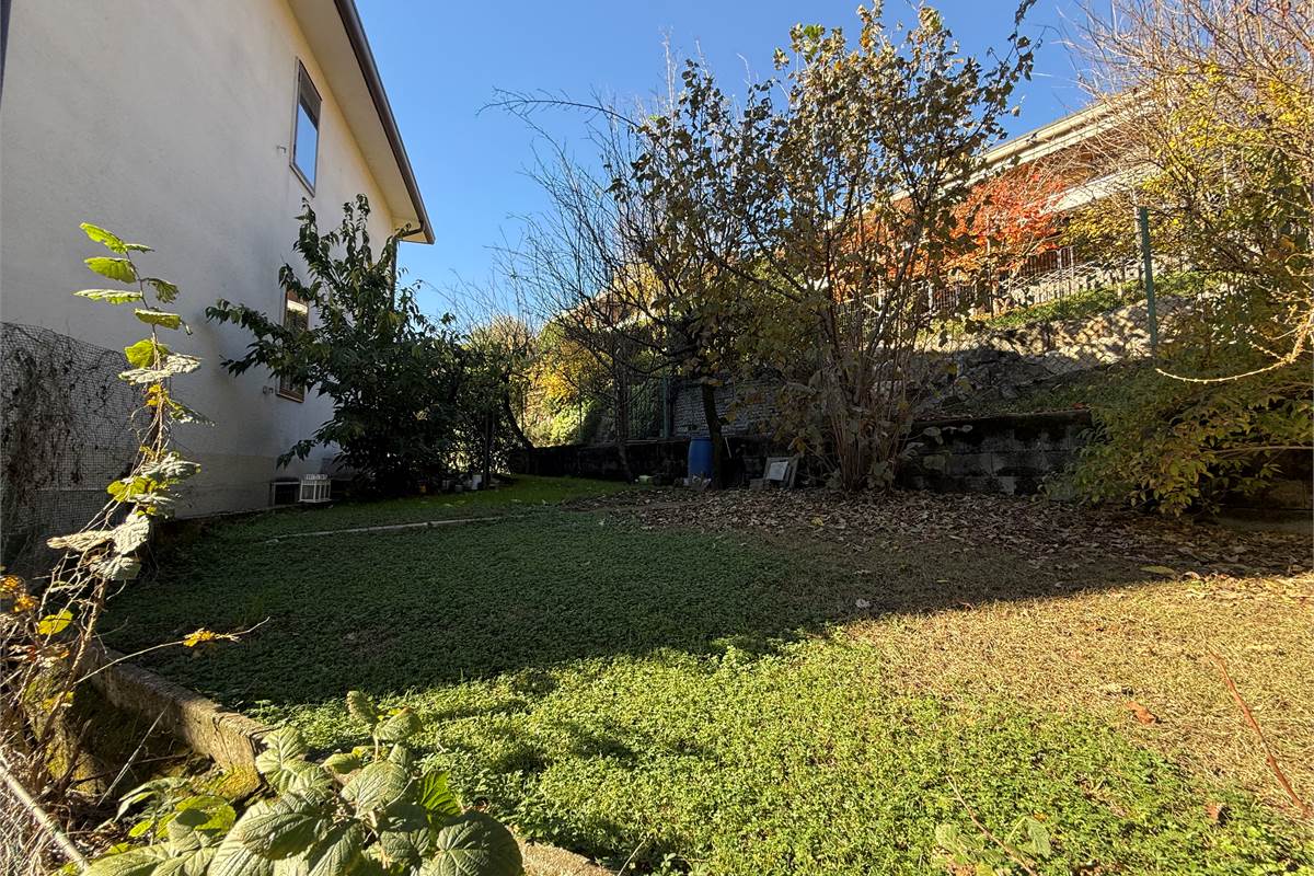 ERBA: VILLA BIFAMILIARE CON GIARDINO ,LOCALI ACCESSORI E BOX DOPPIO 