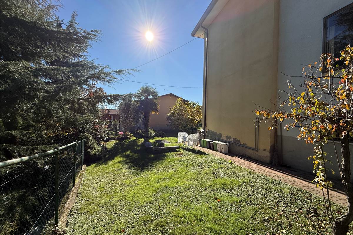 ERBA: VILLA BIFAMILIARE CON GIARDINO ,LOCALI ACCESSORI E BOX DOPPIO 