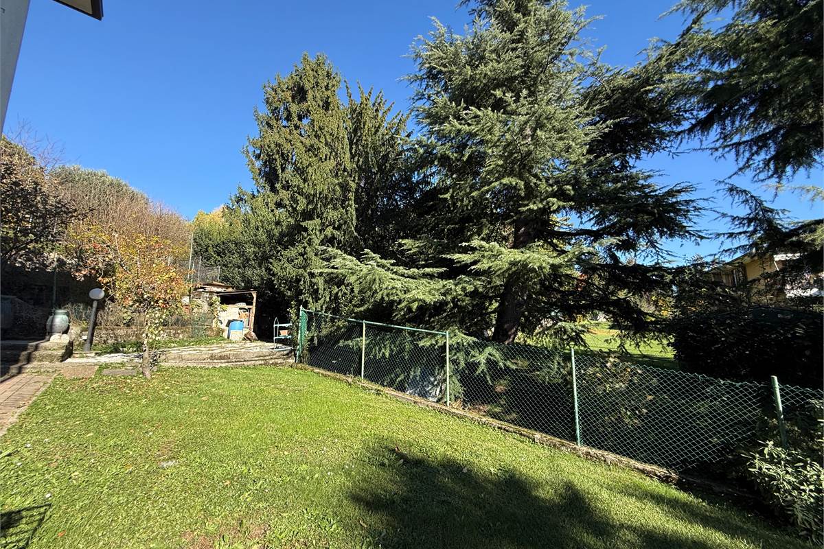 ERBA: VILLA BIFAMILIARE CON GIARDINO ,LOCALI ACCESSORI E BOX DOPPIO 