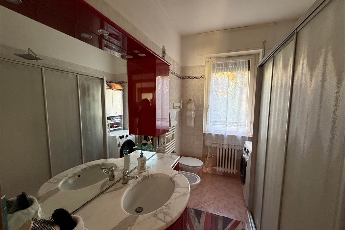 ERBA: VILLA BIFAMILIARE CON GIARDINO ,LOCALI ACCESSORI E BOX DOPPIO 