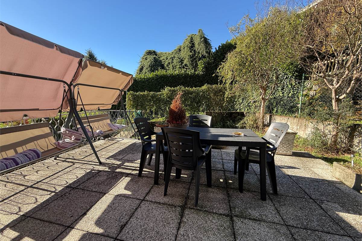 ERBA: VILLA BIFAMILIARE CON GIARDINO ,LOCALI ACCESSORI E BOX DOPPIO 