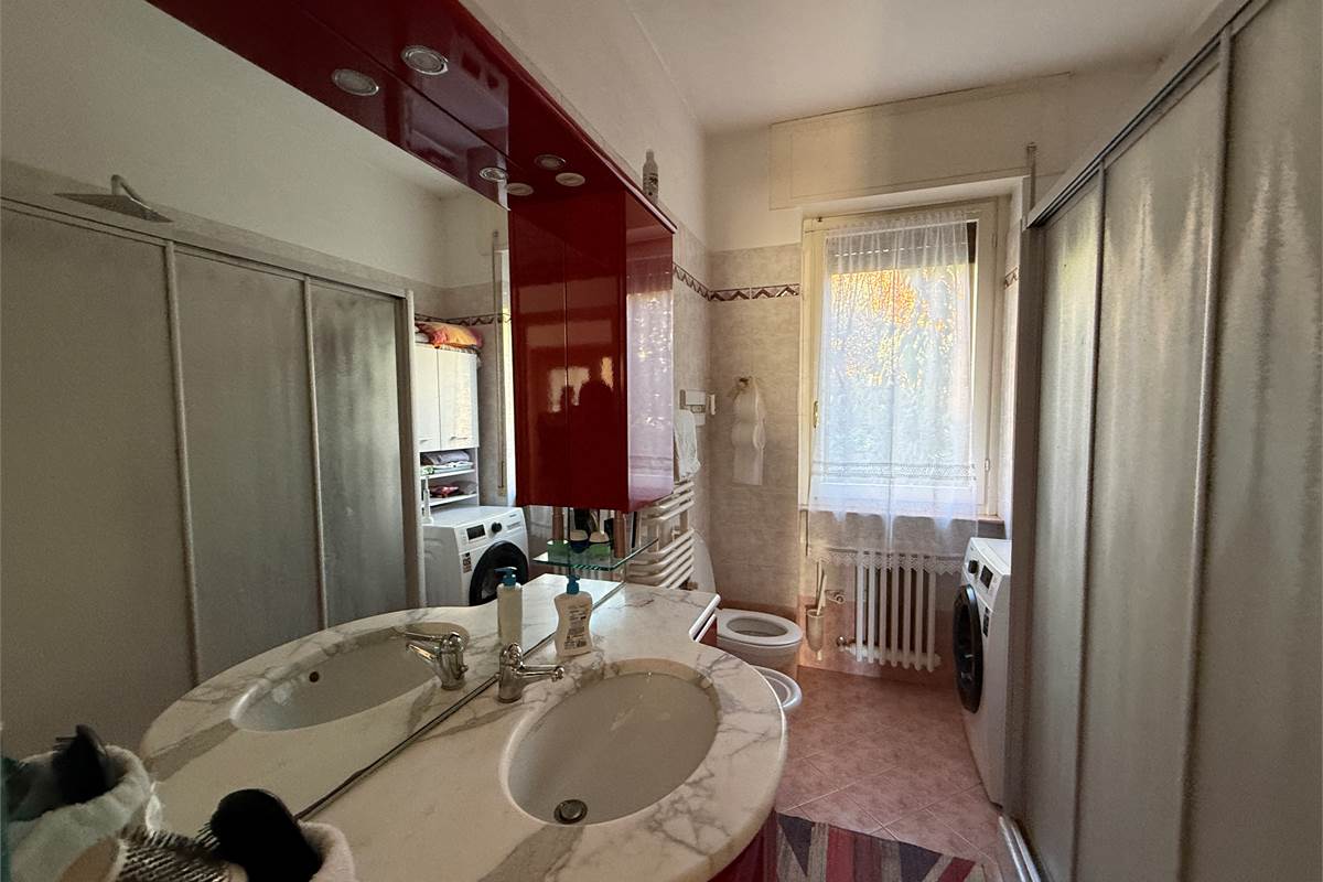 ERBA: VILLA BIFAMILIARE CON GIARDINO ,LOCALI ACCESSORI E BOX DOPPIO 