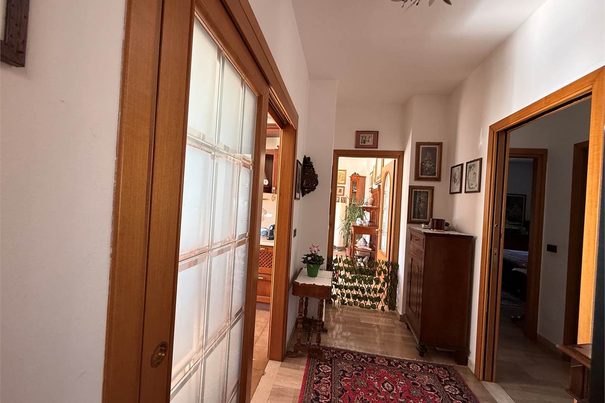 ERBA: VILLA BIFAMILIARE CON GIARDINO ,LOCALI ACCESSORI E BOX DOPPIO 