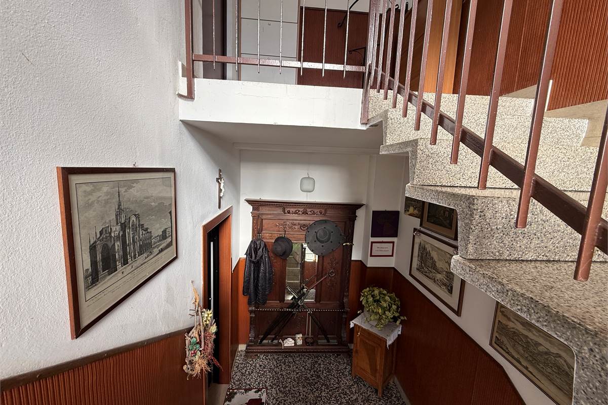 ERBA: VILLA BIFAMILIARE CON GIARDINO ,LOCALI ACCESSORI E BOX DOPPIO 