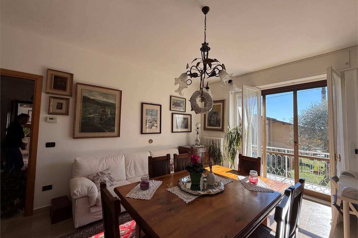 ERBA: VILLA BIFAMILIARE CON GIARDINO ,LOCALI ACCESSORI E BOX DOPPIO 