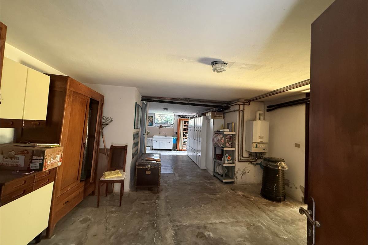 ERBA: VILLA BIFAMILIARE CON GIARDINO ,LOCALI ACCESSORI E BOX DOPPIO 